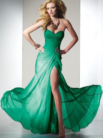 Yeşil-straplez-derin-yırtmaçlı-abiye-elbise-modeli-410x550